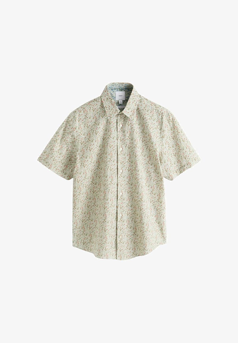 Chemise à manches courtes à boutons avec un petit motif floral dans des tons vert clair, orange et beige sur un fond blanc.