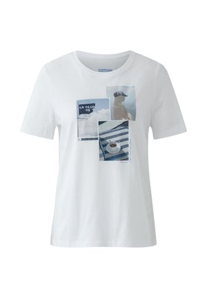Weißes T-Shirt aus Baumwolle mit kurzen Ärmeln und drei blau getönten Fotodrucken: eine Flagge, eine Person mit Mütze und eine Tasse auf einem gestreiften Tuch.