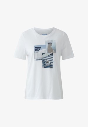 Weißes T-Shirt aus Baumwolle mit kurzen Ärmeln und drei blau getönten Fotodrucken: eine Flagge, eine Person mit Mütze und eine Tasse auf einem gestreiften Tuch.