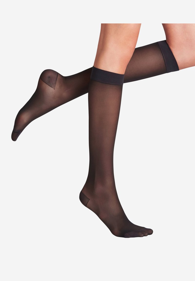 Knee-high sorte gennemsigtige sokker med en solid kant øverst og en forstærket tå, med en glat, blank overflade.