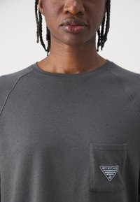 Columbia UNCHARTED - Pikkade varrukatega topp - shark