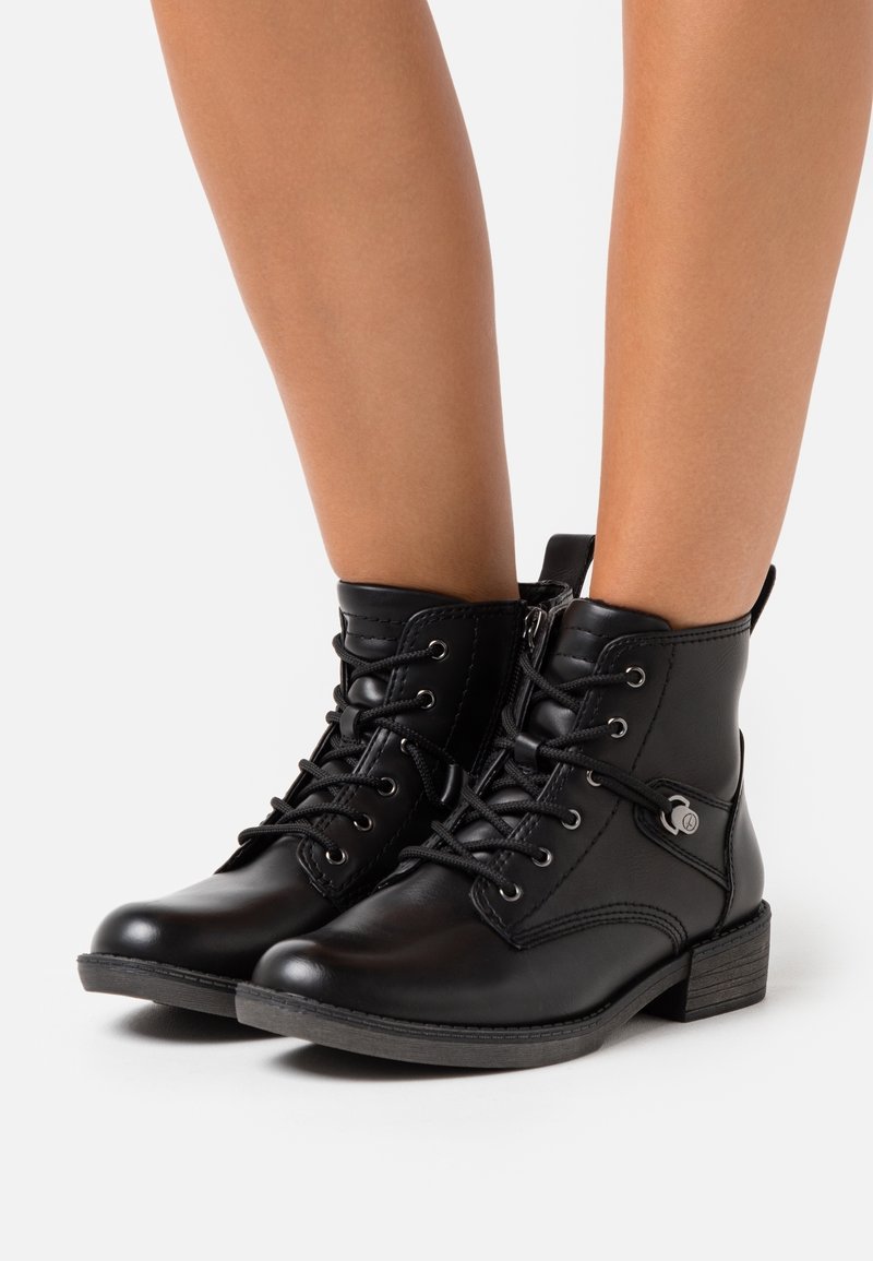 Schwarze Lederankle-Boots mit Schnürsenkeln und seitlichem Reißverschluss. Verfügen über einen niedrigen Blockabsatz und ein kleines Metallelement. Glatte Textur mit Steppnähten.