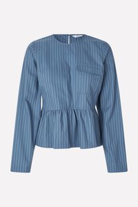 Blau gestreifte Bluse mit langen Ärmeln, runder Ausschnitt, Peplum-Taille und einer linken Brusttasche; glattes Gewebe mit vertikalen Linien.