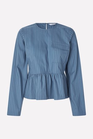 Blåstribet langærmet bluse med rund halsudskæring, peplum-talje og en lomme på venstre bryst; glat stof med lodrette striber.