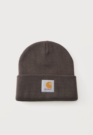 Ciemnobrązowa dziana czapka z podwiniętym mankietem i białą łatką z pomarańczowym logo Carhartt na środku z przodu.