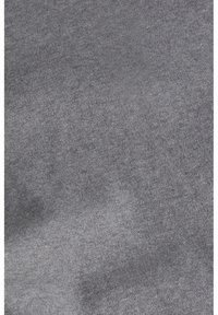 Gros plan sur un tissu gris doux à texture fine maille avec des ombres subtiles indiquant des plis délicats.