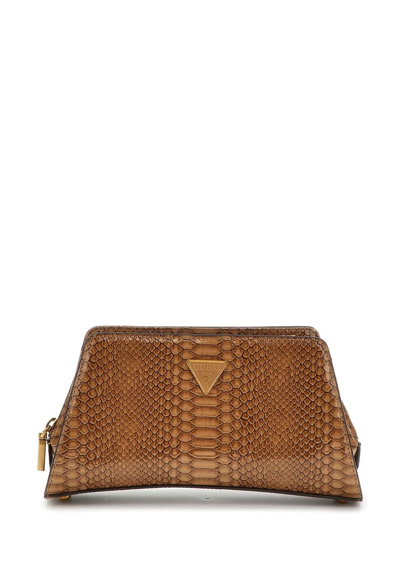 Borsa a tracolla marrone con texture che presenta un motivo a pelle di serpente, una placca a forma triangolare e una chiusura a zip. Design compatto e angolare.