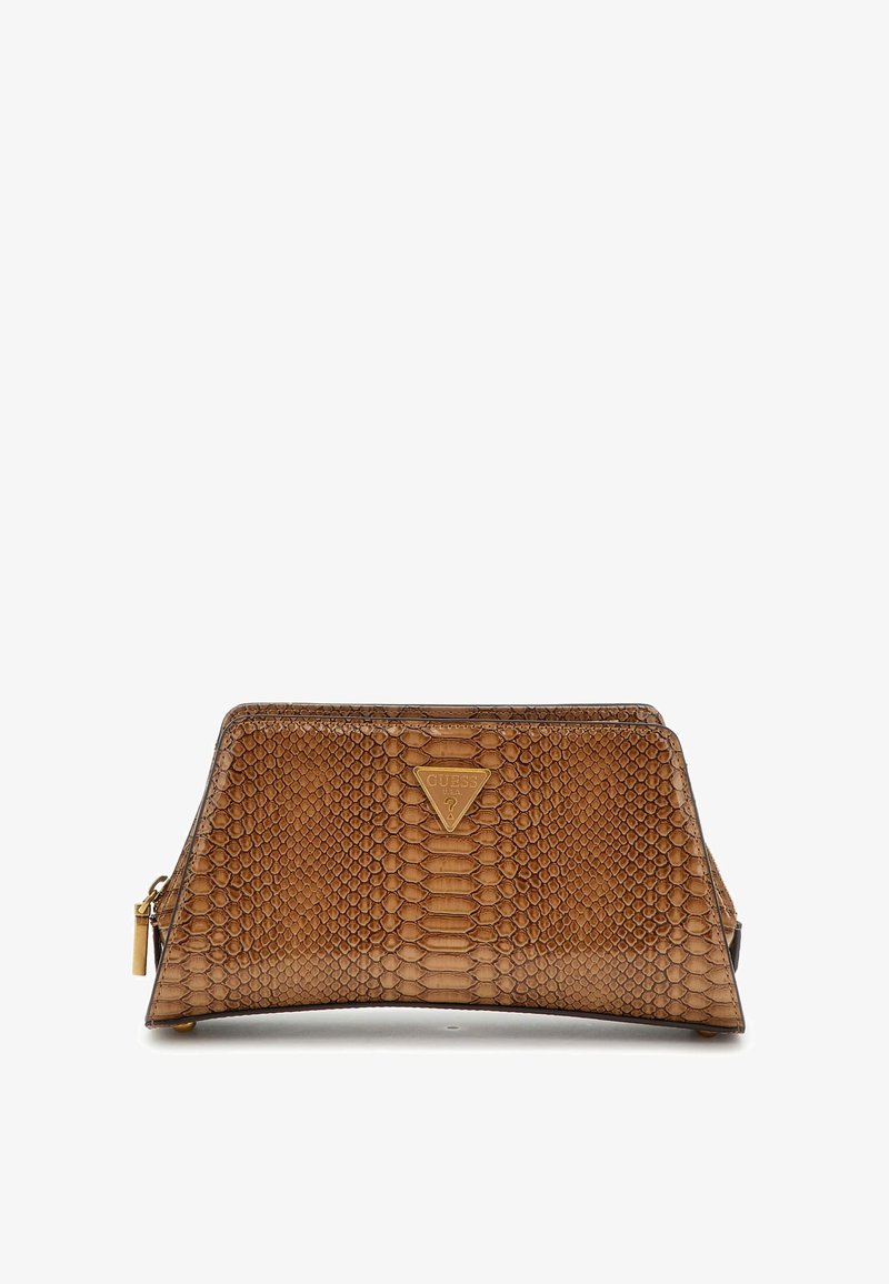 Borsa a tracolla marrone con texture che presenta un motivo a pelle di serpente, una placca a forma triangolare e una chiusura a zip. Design compatto e angolare.