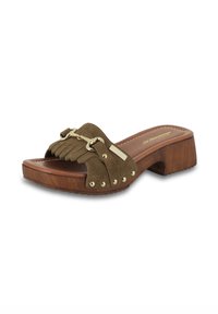 Sandali scivolati in suede marrone con tacco a blocco in legno. Presentano una fascia frangiata, dettagli metallici e borchie sui lati.