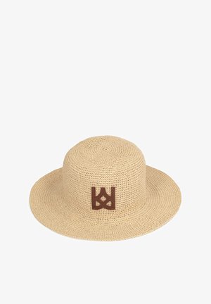 Beige klobouk s širokým krempou vyrobený z přírodního slámy, s texturovaným vzorkem a tmavohnědým logem na přední straně. Kulatý tvar s flexibilní krempou.