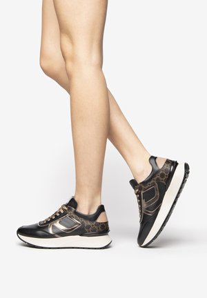 Sneaker neri con un motivo marrone testurizzato, accenti chiari e una suola bianca spessa. Presentano una punta arrotondata e lacci con dettagli metallici.