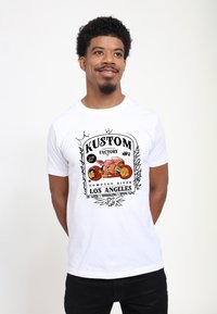 Bílé tričko s barevným grafickým potiskem motocykle a textem "KUSTOM FACTORY" a "COMPTON RIVER LOS ANGELES."