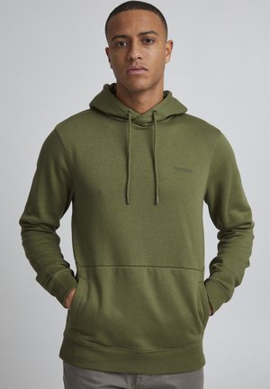 Olivengrøn hætte sweatshirt i et tekstureret materiale, med en frontlomme, snoretræk og minimal branding på brystet.