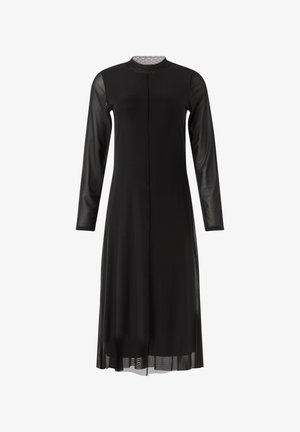Czarna sukienka z długimi przezroczystymi rękawami, wysokim dekoltem i otwarciem z przodu. Materiał jest gładki, z długością do podłogi i subtelnie teksturowanymi akcentami.