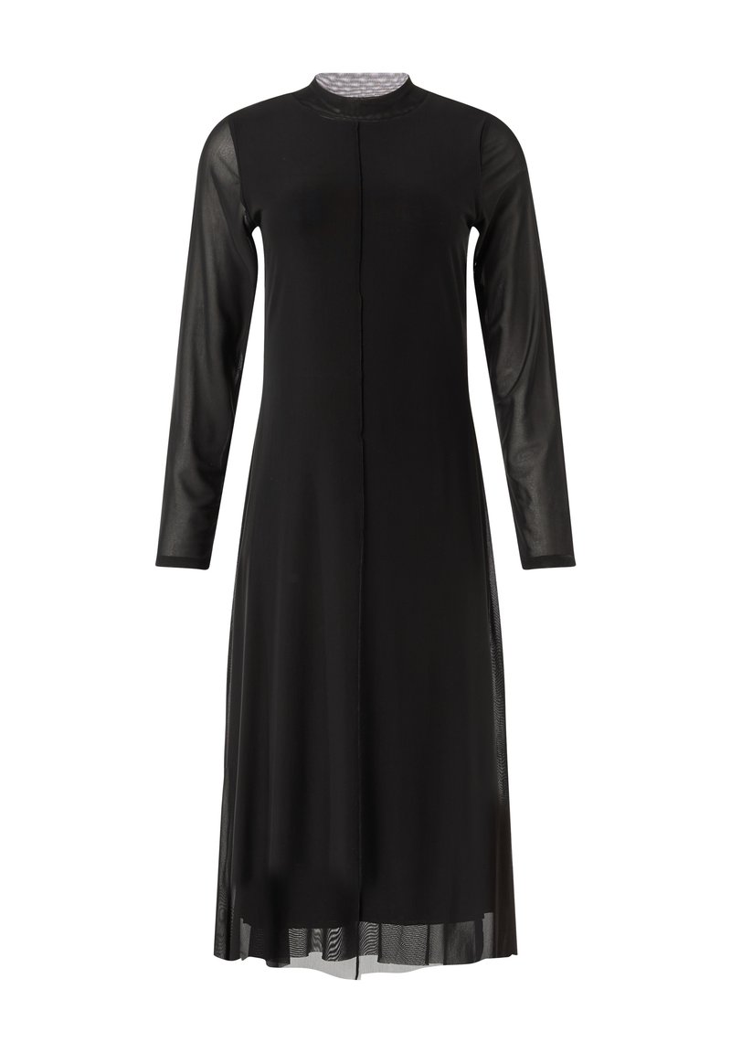 Schwarzes Kleid mit langen, durchsichtigen Ärmeln, hohem kragen und einer Frontöffnung. Der Stoff ist glatt, mit einem bodenlangen Schnitt und subtilen strukturierten Akzenten.