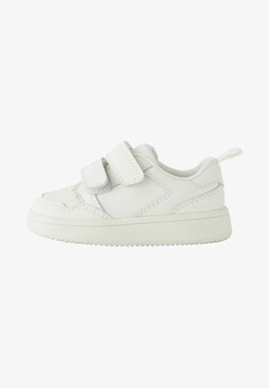 Hvide børnesneakers lavet af syntetisk materiale, med velcro-stropper, en tekstureret mellemsål og en rund tå. Letvægtsdesign.