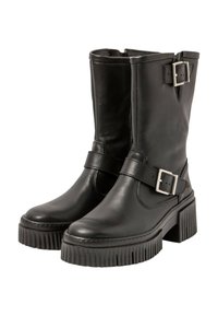 Botas de tobillo de cuero negro con una plataforma gruesa, cremallera lateral y correa decorativa con una hebilla de plata. Textura suave con puntera redondeada.