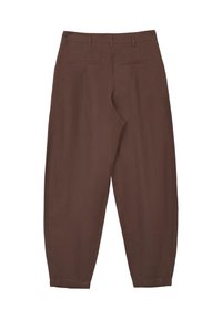 Pantaloni marroni a vita alta, aderenti e con passanti per cintura, con due tasche posteriori a filetto, disposti in piano su uno sfondo bianco.