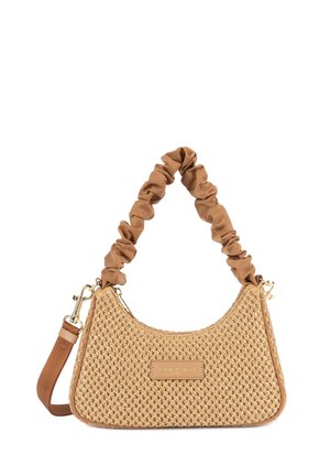 Torebka na ramię w kolorze koniakowym, wykonana z plecionego materiału, z marszczonym paskiem na ramię oraz odpinanym długim paskiem, złotymi elementami i prostokątną metką marki z przodu.