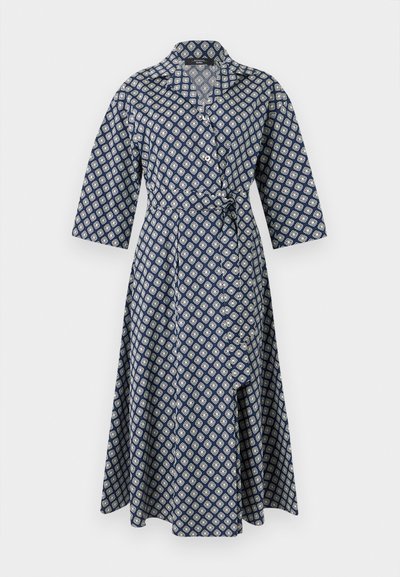 Σκούρο μπλε φόρεμα τύπου wrap με λευκό γεωμετρικό μοτίβο, μανίκια τριών τετάρτων, φαρδύ γιακά και δετή μέση, μήκος μέχρι το γόνατο σε γραμμή Α.