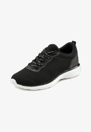 Baskets de sport noires avec semelle blanche, dessus en mesh respirant, lacets noirs à accents blancs et renfort au talon.