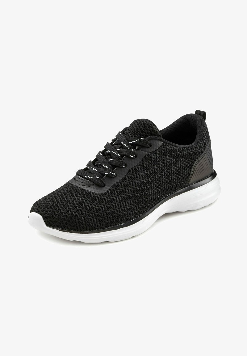 Baskets de sport noires avec semelle blanche, dessus en mesh respirant, lacets noirs à accents blancs et renfort au talon.