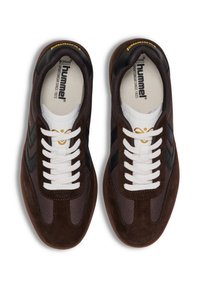 Scarpe sportive marroni realizzate con un mix di materiali in suede e mesh, con lacci bianchi, dettagli neri e una superficie testurizzata.