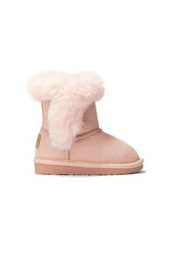 Botín de ante rosa con un suave puño de piel sintética rosa, punta redondeada y suela de goma texturizada. Presenta un pequeño logo en el lateral.