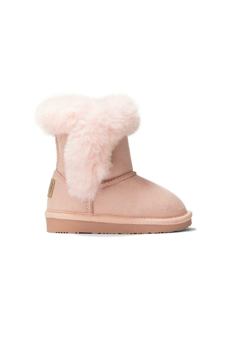 Botín de ante rosa con un suave puño de piel sintética rosa, punta redondeada y suela de goma texturizada. Presenta un pequeño logo en el lateral.