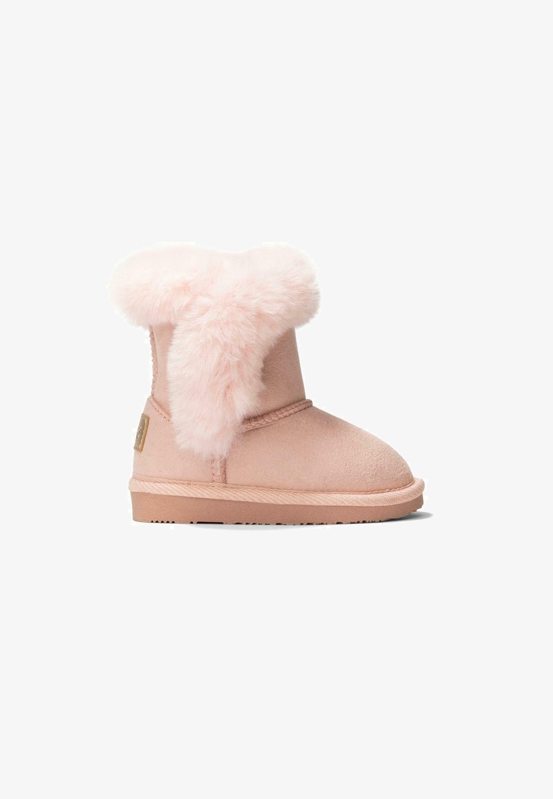 Botín de ante rosa con un suave puño de piel sintética rosa, punta redondeada y suela de goma texturizada. Presenta un pequeño logo en el lateral.