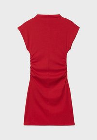Robe courte rouge avec manches courtes, côtés froncés et col montant. Fabriquée en matériau doux et extensible avec une texture lisse.