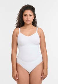 Body bianco con spalline regolabili, texture liscia e design aderente. Presenta un scollo a V e una copertura moderata nella parte bassa della schiena.