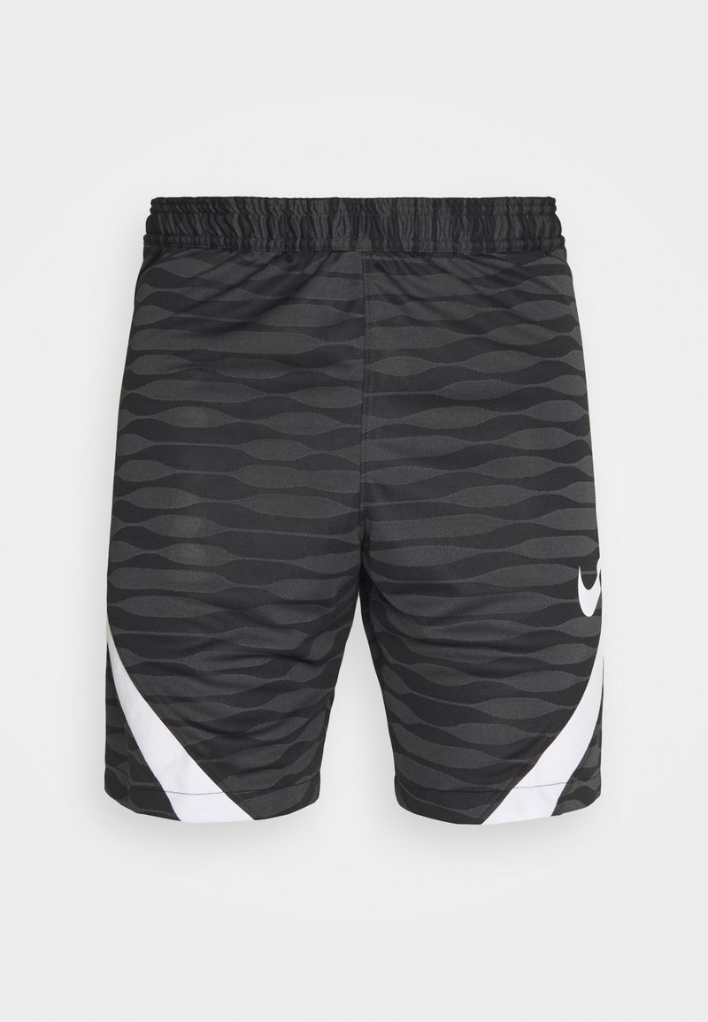 Shorts de sport noirs avec un motif ondulé gris foncé, des rayures blanches courbes près des ouvertures des jambes, une taille élastique et le logo Nike swoosh blanc.