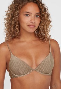 Haut de bikini triangle marron clair avec texture côtelée, fines bretelles réglables et détail froncé au centre. Fini en tissu lisse.