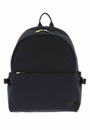 Sac à dos noir avec une grande poche zippée à l'avant, double fermeture éclair sur le compartiment principal, sangles latérales à boucle et une poignée de transport sur le dessus.