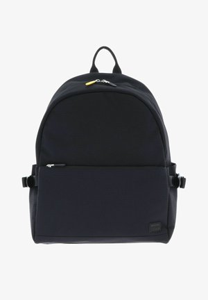 Sac à dos noir avec une grande poche zippée à l'avant, double fermeture éclair sur le compartiment principal, sangles latérales à boucle et une poignée de transport sur le dessus.