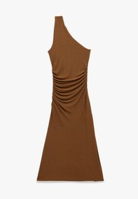 Brązowa sukienka na jedno ramię z miękkiego materiału, z marszczeniami po jednej stronie i prostym krojem spódnicy.