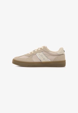 Beige lage sneaker met witte accenten, lichtbruine rubberen zool, vetersluiting en gestikt zijlogo op een effen witte achtergrond.