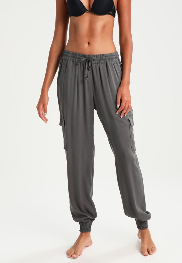 Graue Cargo-Hose aus leichtem Stoff, mit Kordelzugbund, elastischen Bündchen und Seitentaschen zur Aufbewahrung.