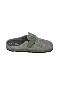 Zapato gris de tela tipo slipper con una correa de tela verde y suela de goma negra. Textura ligera y diseño redondeado con mínimas decoraciones.