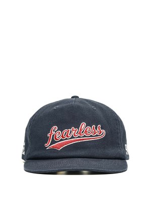 Marineblaue Baseballkappe mit dem Wort "fearless" in roter und weißer Schrift auf dem Vorderteil gestickt.