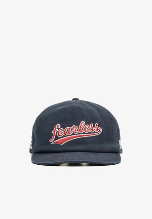 Marineblaue Baseballkappe mit dem Wort "fearless" in roter und weißer Schrift auf dem Vorderteil gestickt.