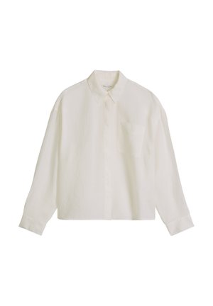 Biała koszula z długim rękawem, zapinana na guziki, z ostrokątnym kołnierzem, kieszonką na piersi po lewej stronie i ukrytymi guzikami z przodu.