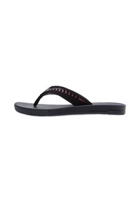 Sandale flip-flop noire avec une sangle texturée et des accents rouges, dotée d'une semelle rembourrée et d'un lit de pied galbé pour le confort.