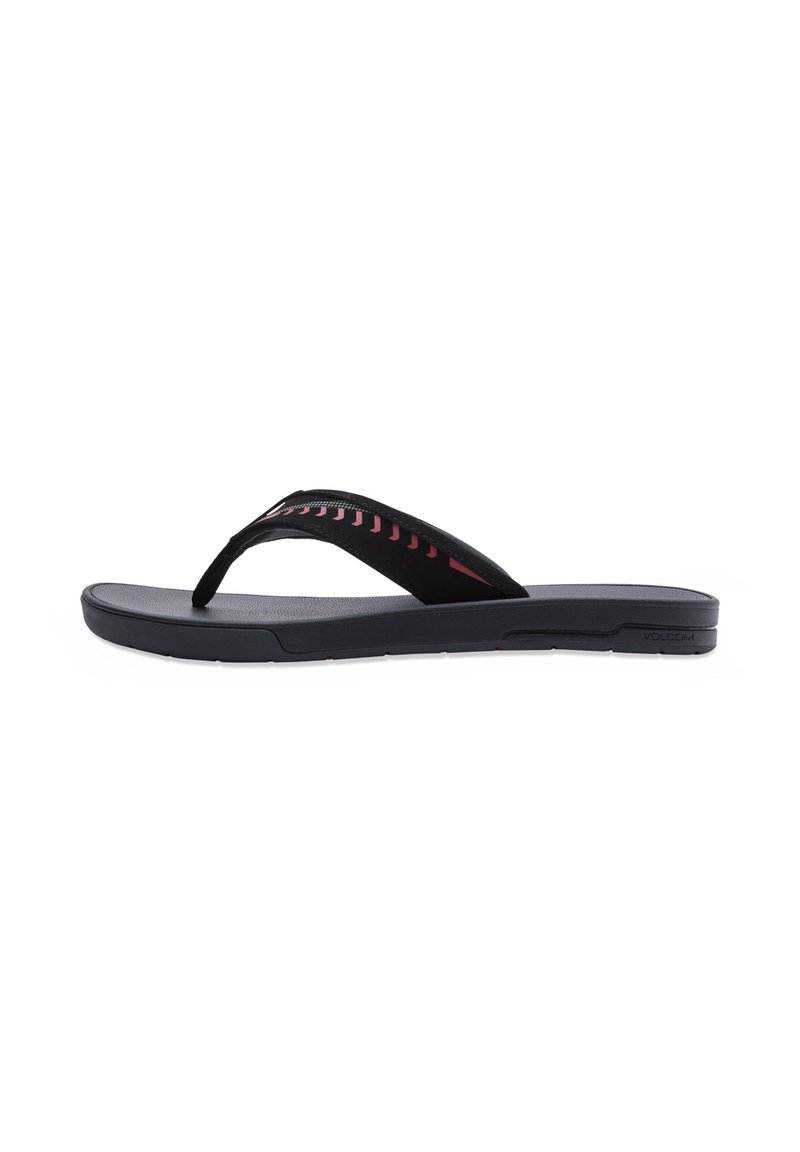 Sandale flip-flop noire avec une sangle texturée et des accents rouges, dotée d'une semelle rembourrée et d'un lit de pied galbé pour le confort.