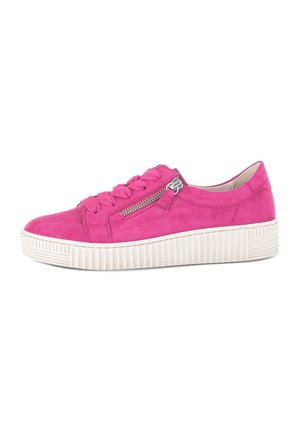 Helle pinke Wildleder-Sneaker mit einer strukturierten weißen Gummisohle, ausgestattet mit einem Schnürverschluss vorne und einem Reißverschlussdetail an der Seite.