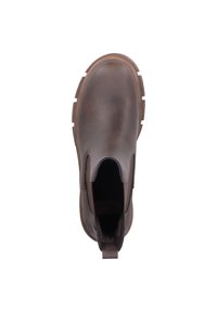 Bottines en cuir marron avec panneaux latéraux en elastique, bout arrondi et semelle en caoutchouc texturé. Comprend une languette pour un enfilage facile.