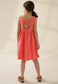 Next REGULAR FIT - Vardagsklänning - coral pink