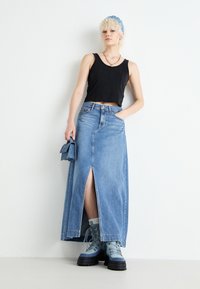 GAP FEATHERWEIGHT SKIRT - Farmerszoknya - light wash indigo