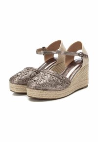 Cuñas de espadrille en bronce metálico con detalles bordados, tacones cubiertos de yute y una correa al tobillo con una hebilla metálica.
